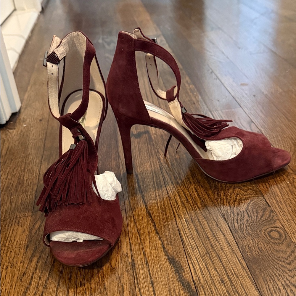 Elegant  Louis et Cie Suede Heels